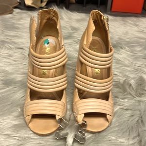 LAMB shoes size 8 side zipper 4 1/2 inch heels.